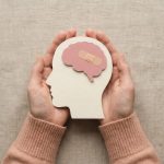 Disturbi mentali, social media e IA alimentano l’illusione dell’autodiagnosi
